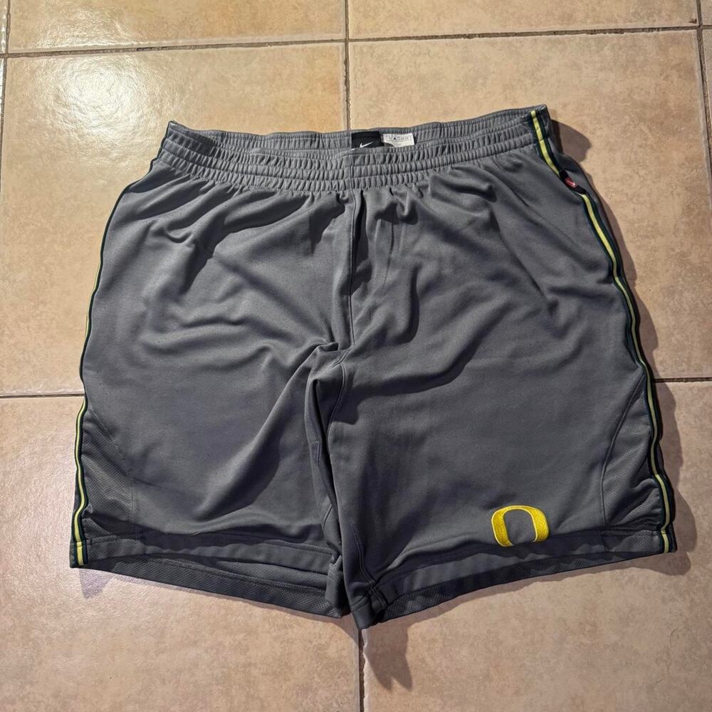 Vintage 2000s nike oregon ducks shorts Size XL in Mens